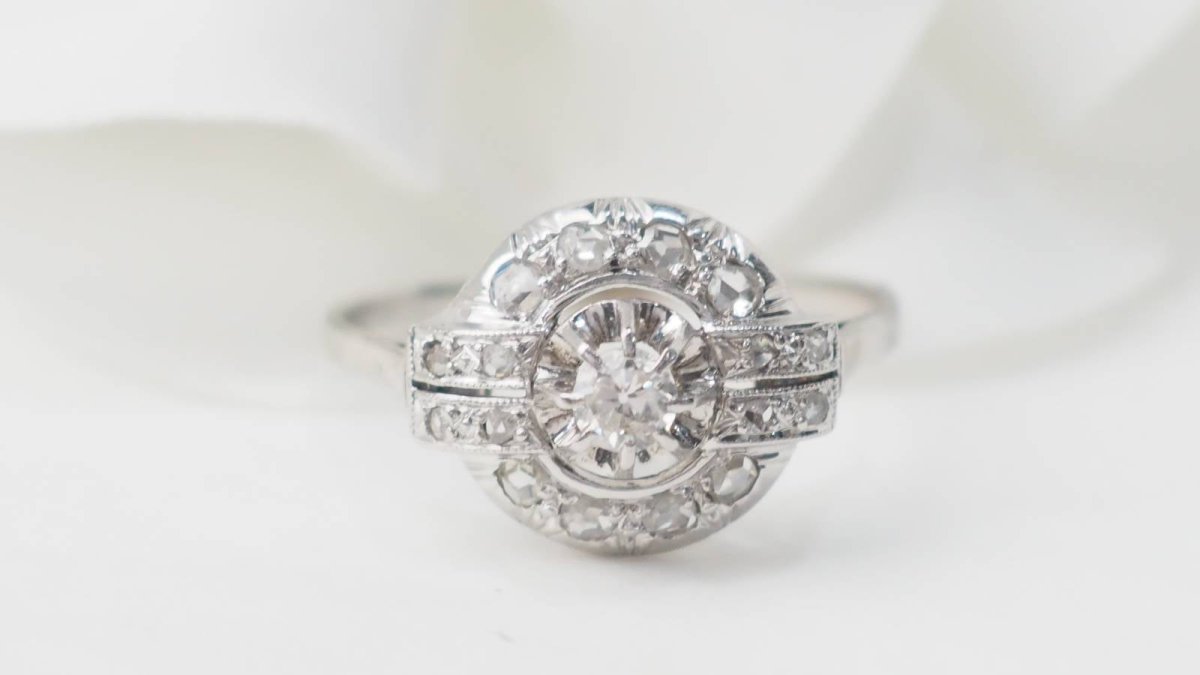Bague Art Déco en or blanc et diamants - Castafiore