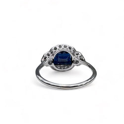 Bague Art - Deco en platine centrée d’un saphir dans un entourage de diamants. - Castafiore