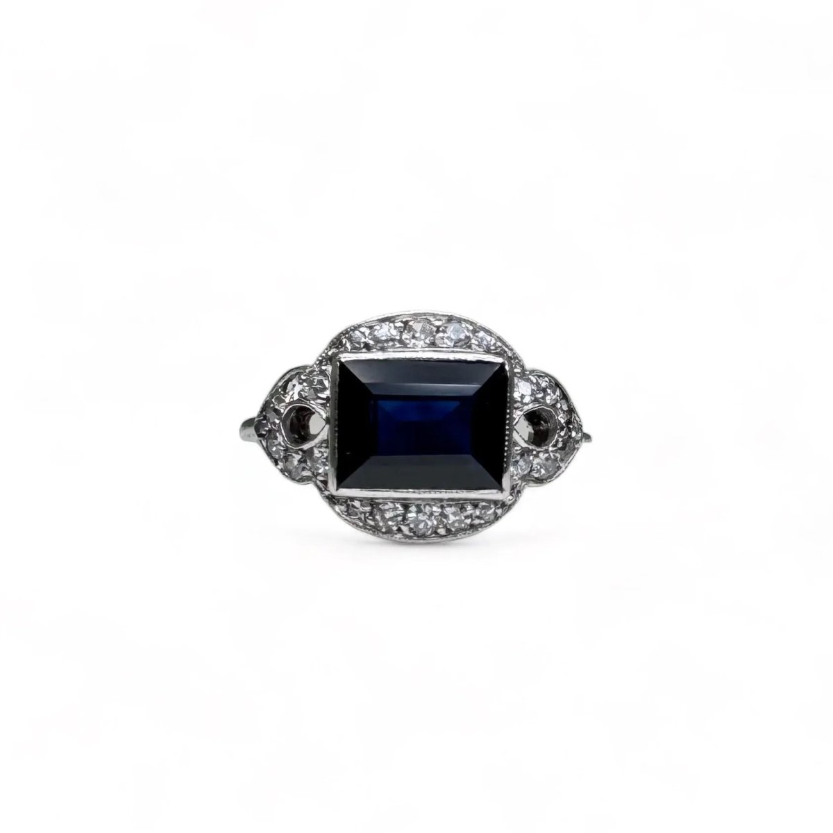 Bague Art - Deco en platine centrée d’un saphir dans un entourage de diamants. - Castafiore