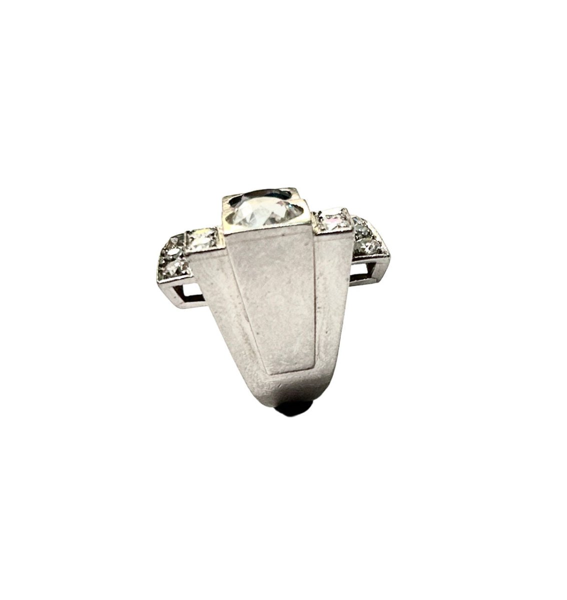 Bague Art Déco en platine, diamants et saphir - Castafiore