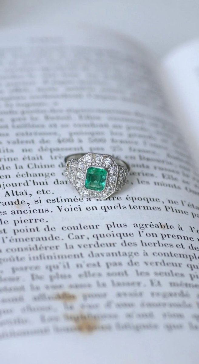 Bague Art Déco en platine, émeraude et diamant - Castafiore