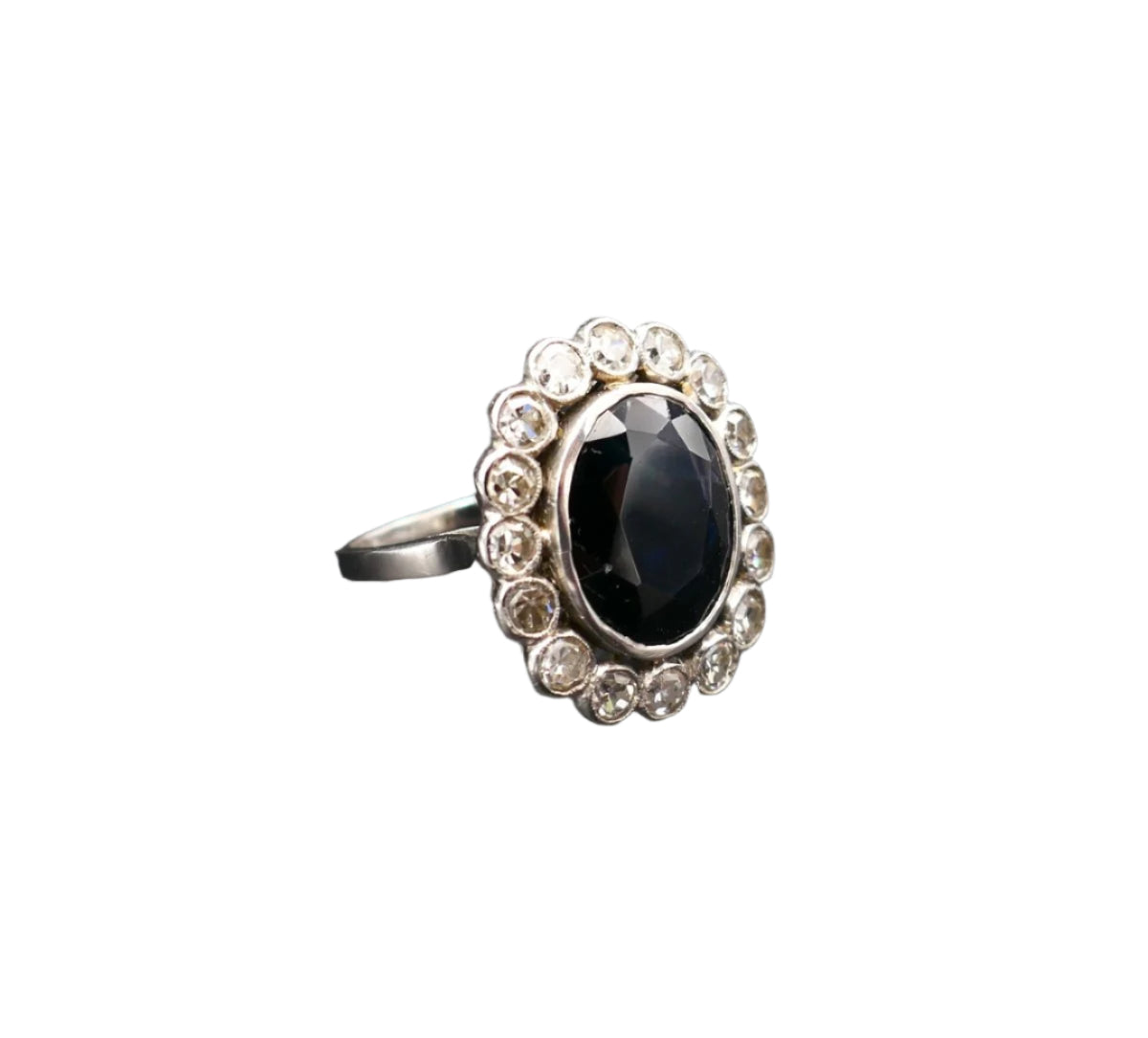 Bague Art Déco en platine saphir diamants. - Castafiore