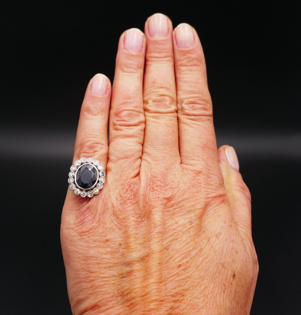 Bague Art Déco en platine saphir diamants. - Castafiore