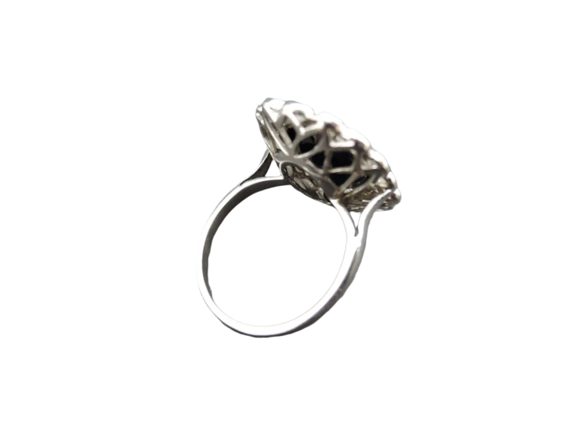 Bague Art Déco en platine saphir diamants. - Castafiore