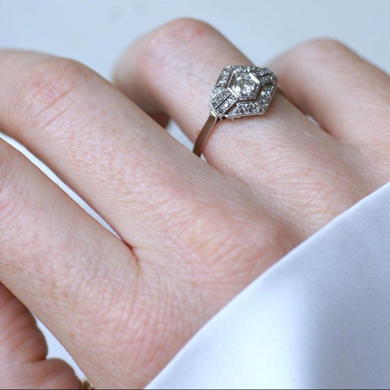 Bague Art Déco Hexagonale Diamants et Platine - Castafiore
