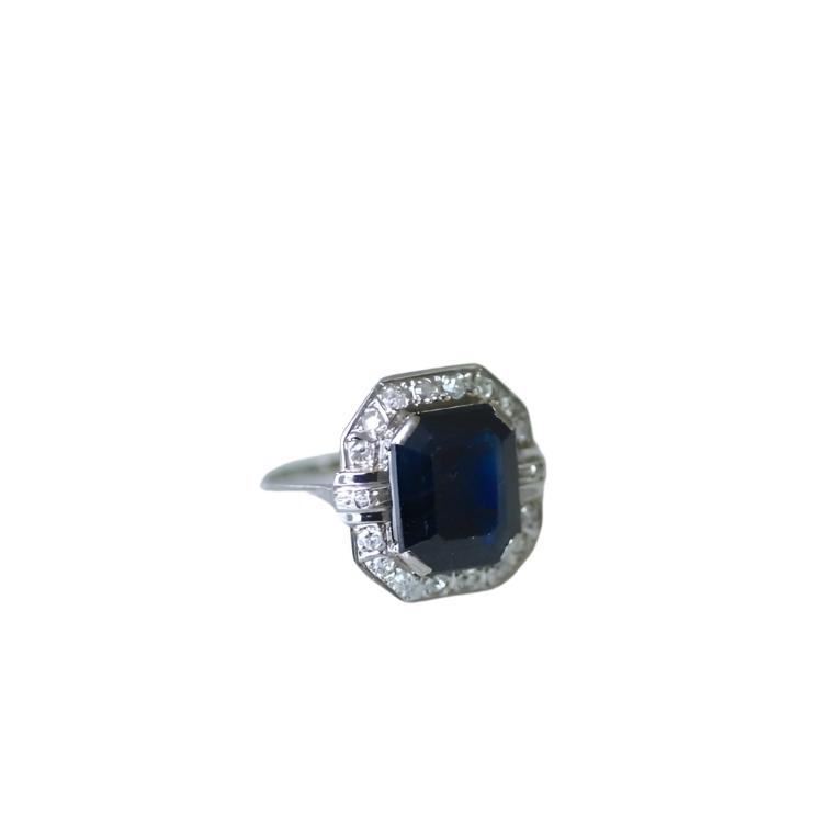 Bague Art Deco hexagonale saphir entourage diamants - Castafiore