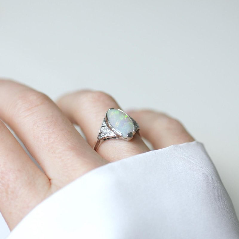 Bague Art Deco Opale et Diamants - Castafiore