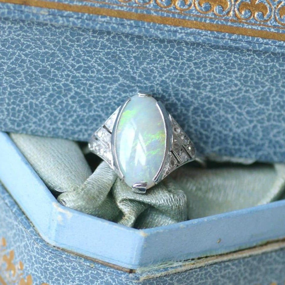 Bague Art Deco Opale et Diamants - Castafiore