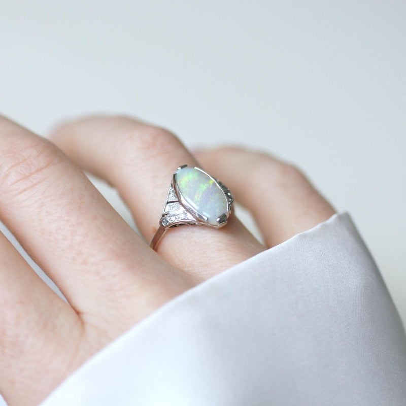 Bague Art Deco Opale et Diamants - Castafiore