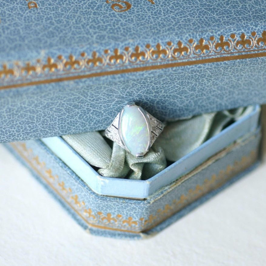 Bague Art Deco Opale et Diamants - Castafiore