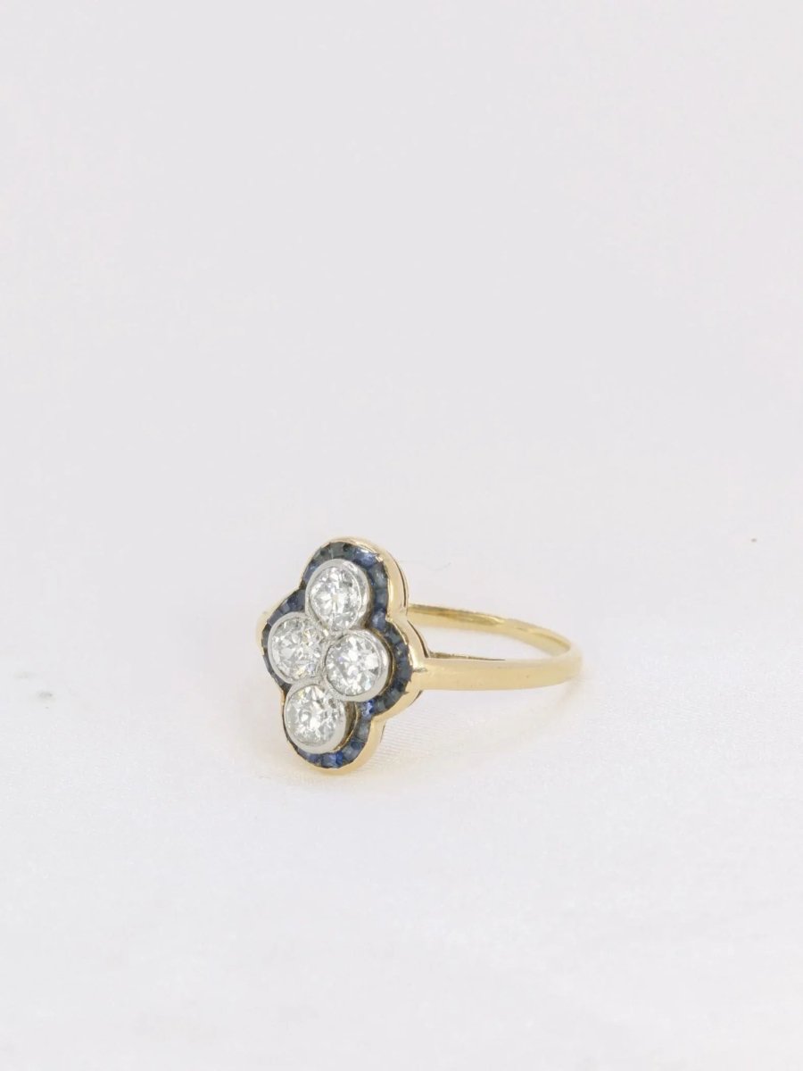 Bague Art Déco or diamants saphirs calibrés - Castafiore
