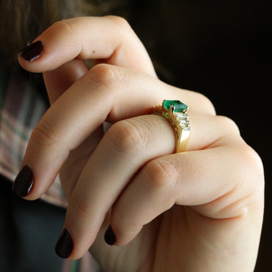 Bague Art Deco or jaune diamants émeraude colombienne Muzo 1,9 carat - Castafiore