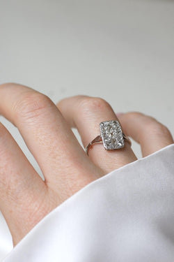 Bague Art Deco Rectangulaire Diamants sur Or Blanc - Castafiore