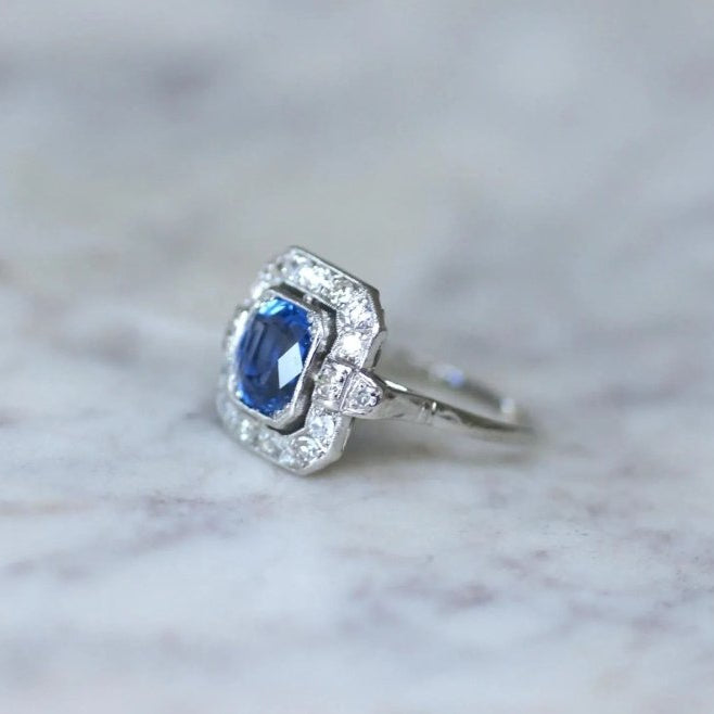 Bague Art Deco Saphir de Ceylan 2.68 Cts et Diamants - Castafiore
