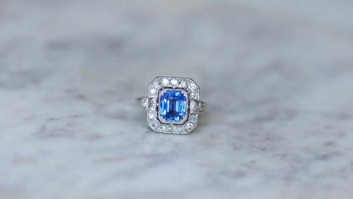 Bague Art Deco Saphir de Ceylan 2.68 Cts et Diamants - Castafiore
