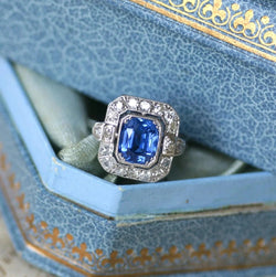 Bague Art Deco Saphir de Ceylan 2.68 Cts et Diamants - Castafiore