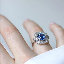 Bague Art Deco Saphir de Ceylan 2.68 Cts et Diamants - Castafiore