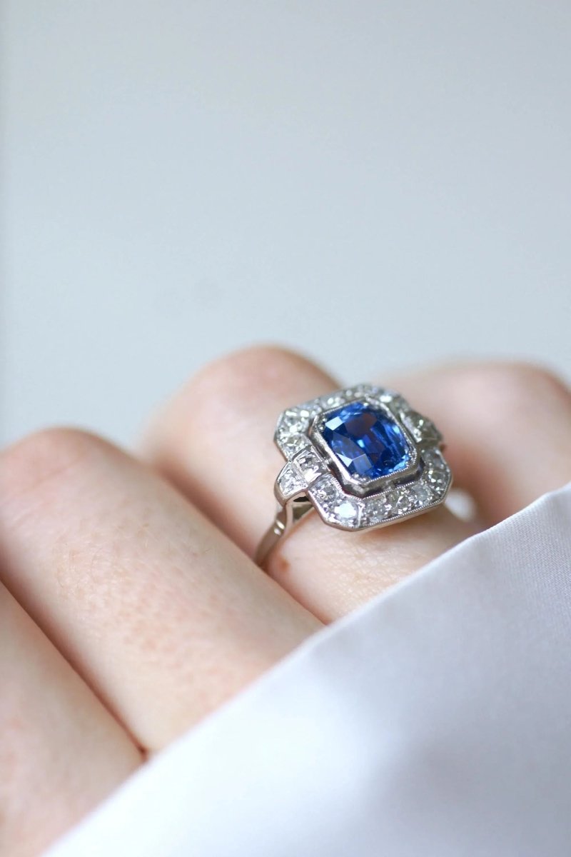 Bague Art Deco Saphir de Ceylan 2.68 Cts et Diamants - Castafiore