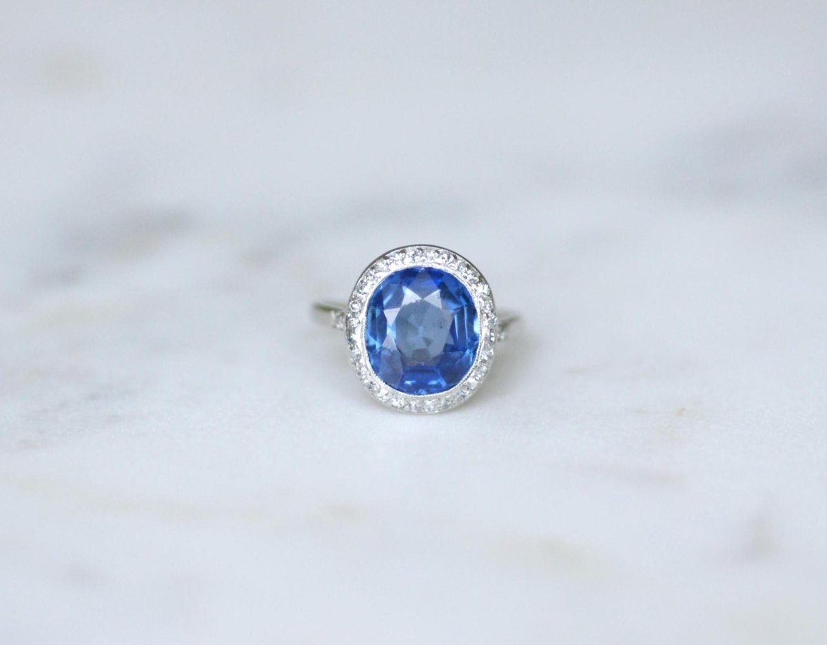 Bague Art Déco Saphir de Ceylan Non Chauffé 4,40 Cts et Diamants - Castafiore