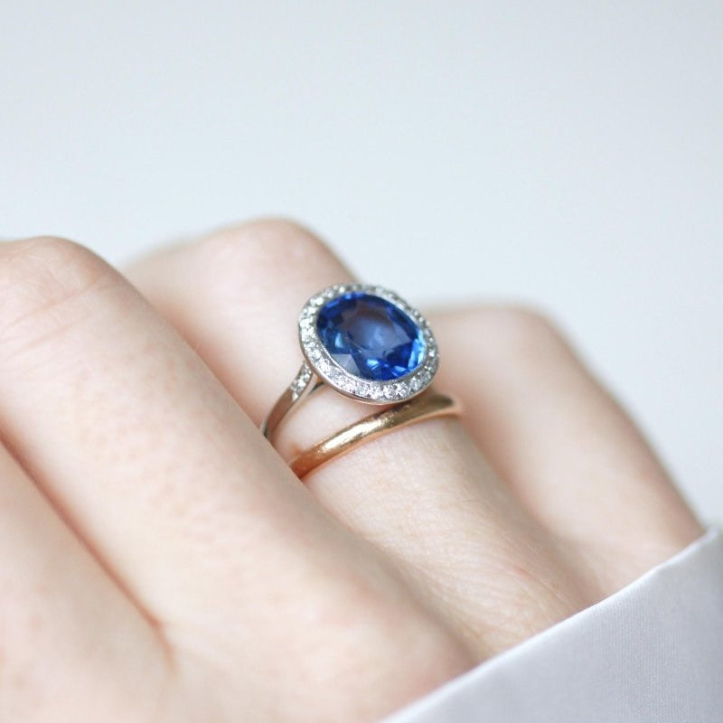 Bague Art Déco Saphir de Ceylan Non Chauffé 4,40 Cts et Diamants - Castafiore