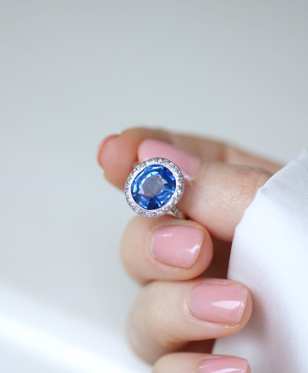 Bague Art Déco Saphir de Ceylan Non Chauffé 4,40 Cts et Diamants - Castafiore