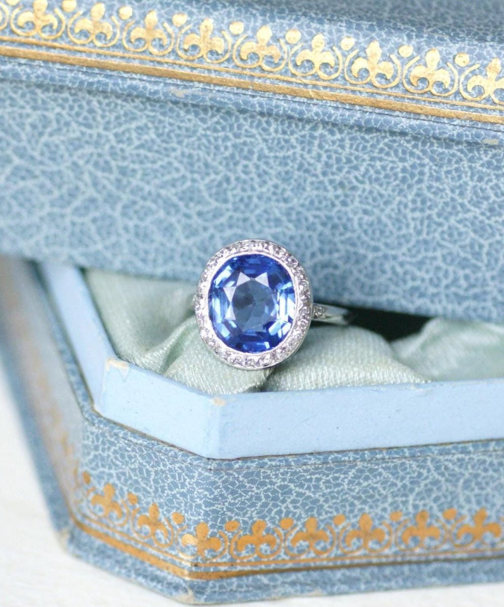 Bague Art Déco Saphir de Ceylan Non Chauffé 4,40 Cts et Diamants - Castafiore