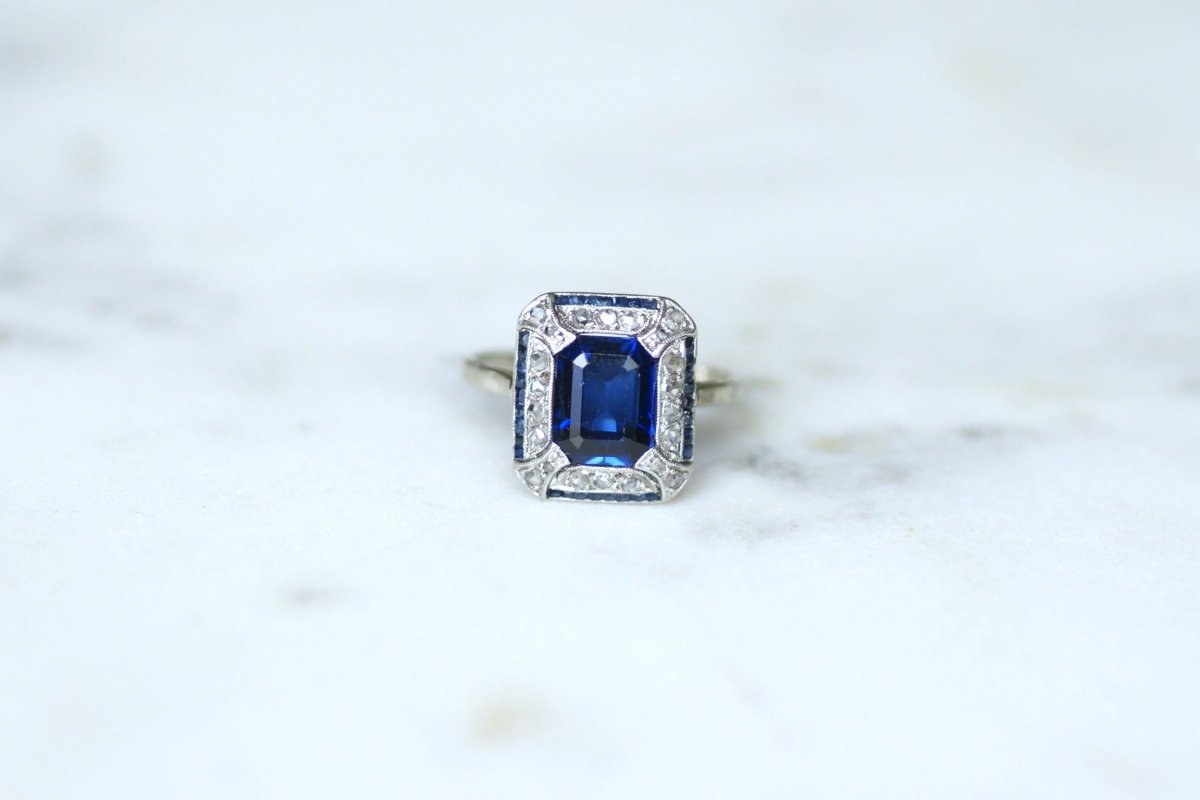 Bague Art Deco Saphir Synthétique Octogonale et Diamants - Castafiore