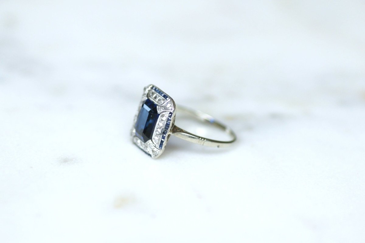 Bague Art Deco Saphir Synthétique Octogonale et Diamants - Castafiore