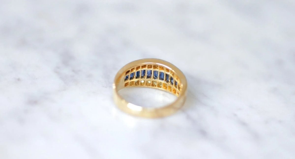 Bague Bandeau Art Deco Saphirs Calibrés et Diamants - Castafiore