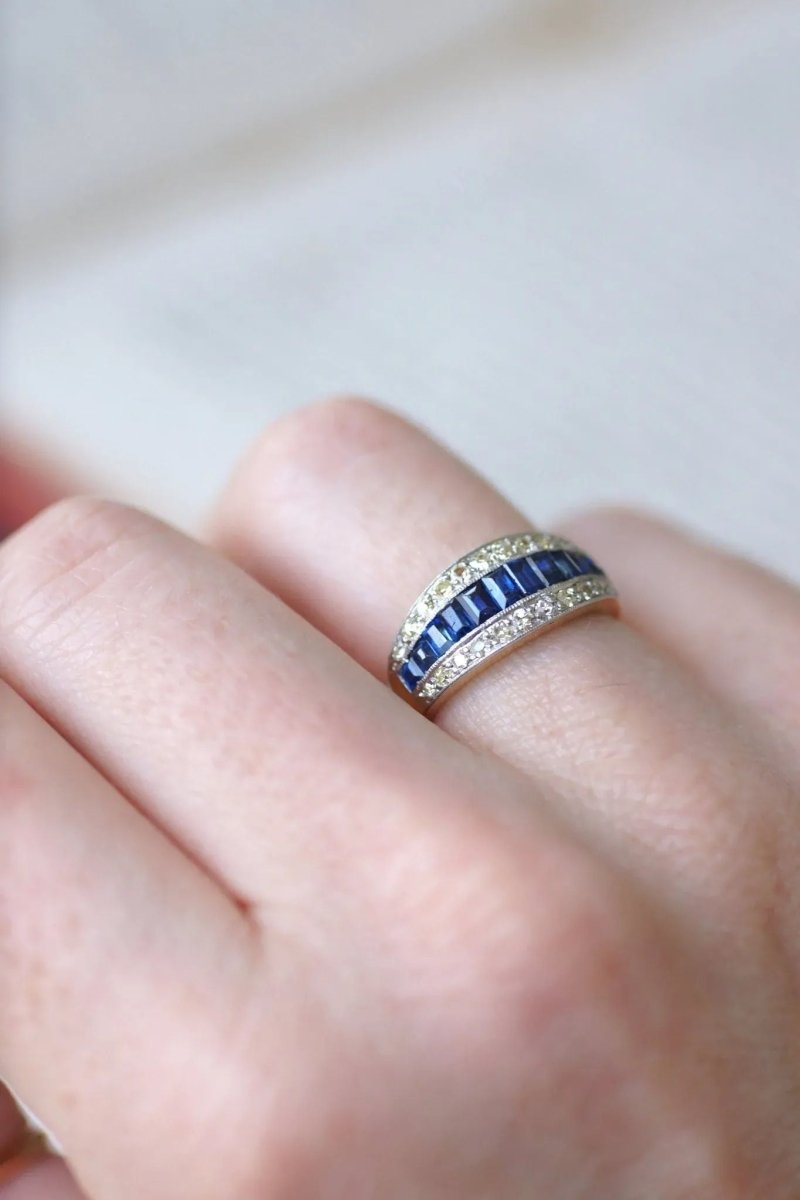Bague Bandeau Art Deco Saphirs Calibrés et Diamants - Castafiore