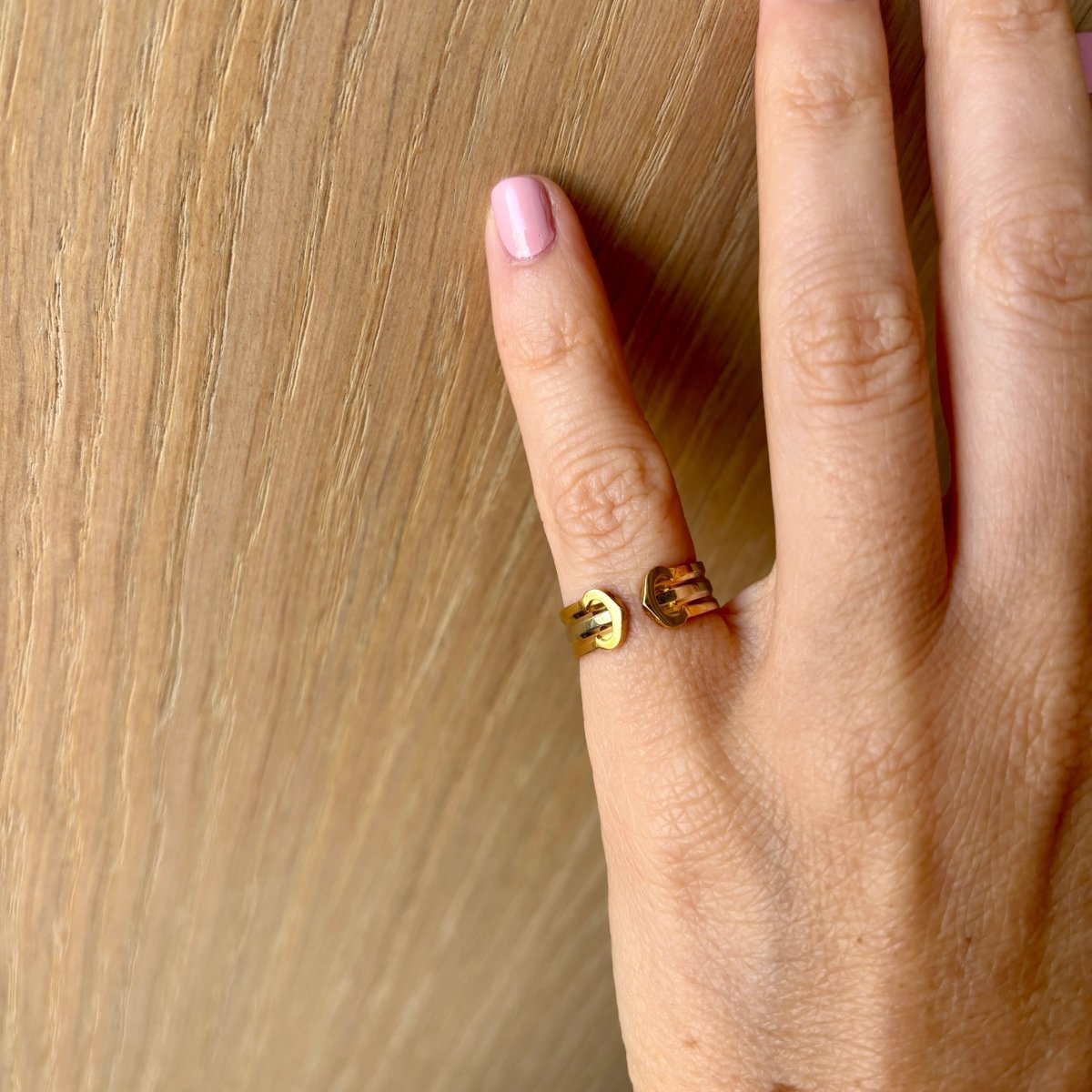 Bague Bandeau CARTIER "2 C" en jaune, or blanc et or rose - Castafiore