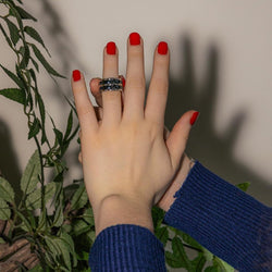 Bague Bandeau CHANEL "Ultra" en or blanc et céramique - Castafiore