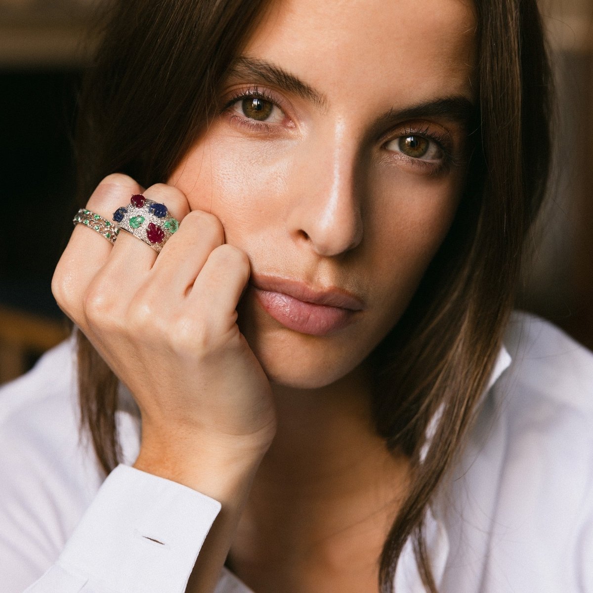 Bague Bandeau en or blanc, émeraudes, rubis, saphirs et diamants - Castafiore
