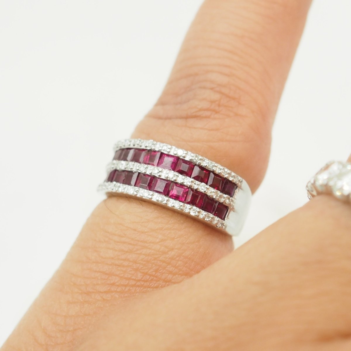 Bague Bandeau en or blanc, rubis et diamants - Castafiore