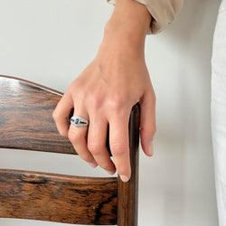 Bague Bandeau en or blanc, saphirs, et diamants - Castafiore