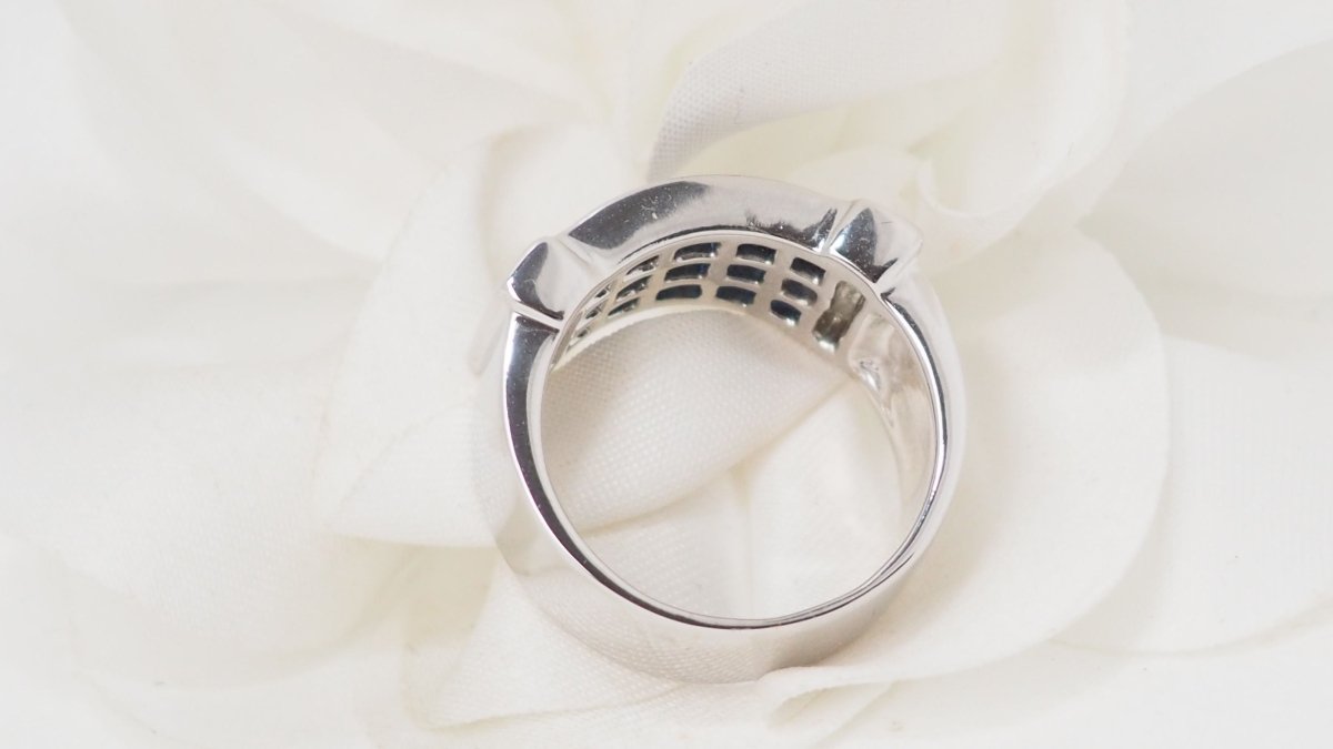 Bague bandeau en or blanc, saphirs et diamants - Castafiore