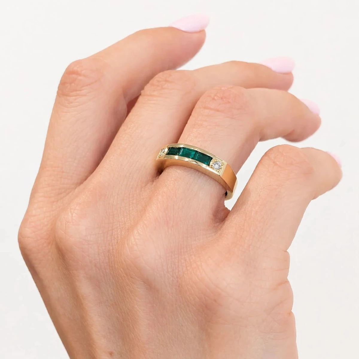 Bague Bandeau en or jaune, émeraudes et diamants - Castafiore