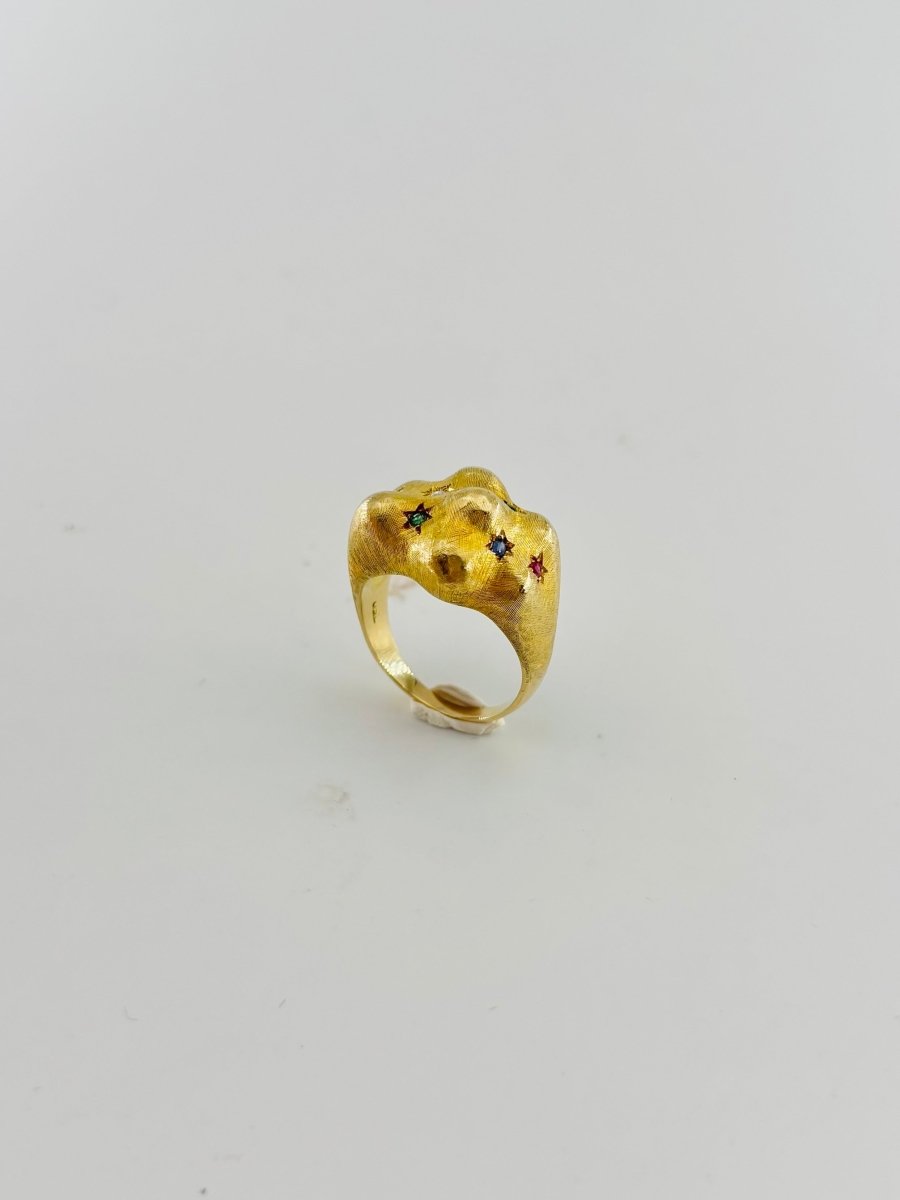 Bague Bandeau en or jaune, émeraudes, rubis, saphirs et diamant - Castafiore