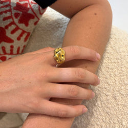 Bague Bandeau en or jaune, émeraudes, rubis, saphirs et diamant - Castafiore