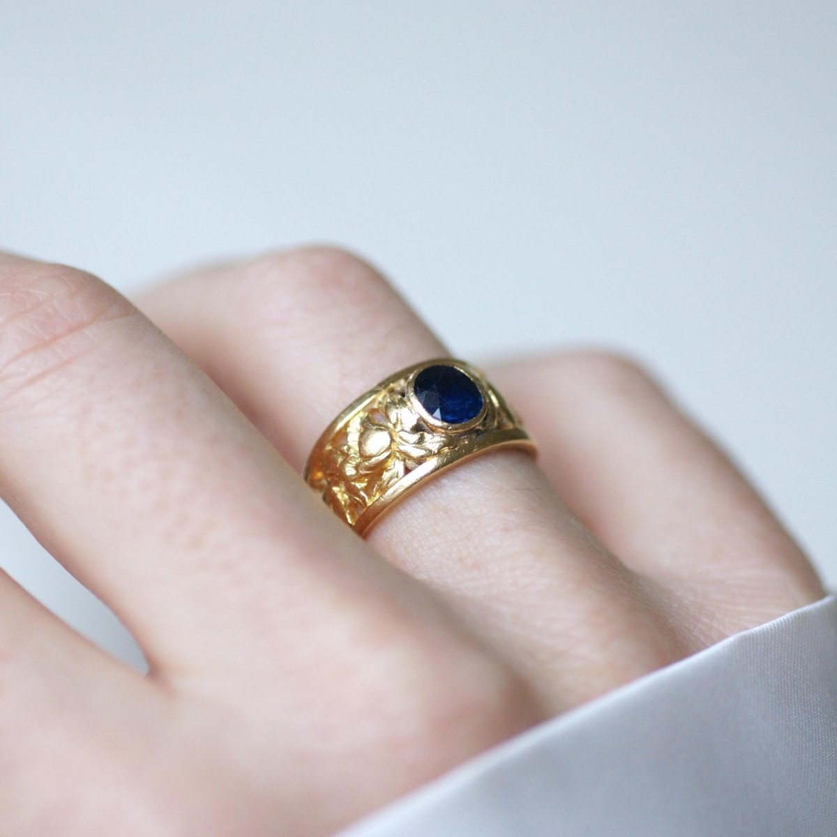 Bague Bandeau en or jaune et saphir - Castafiore