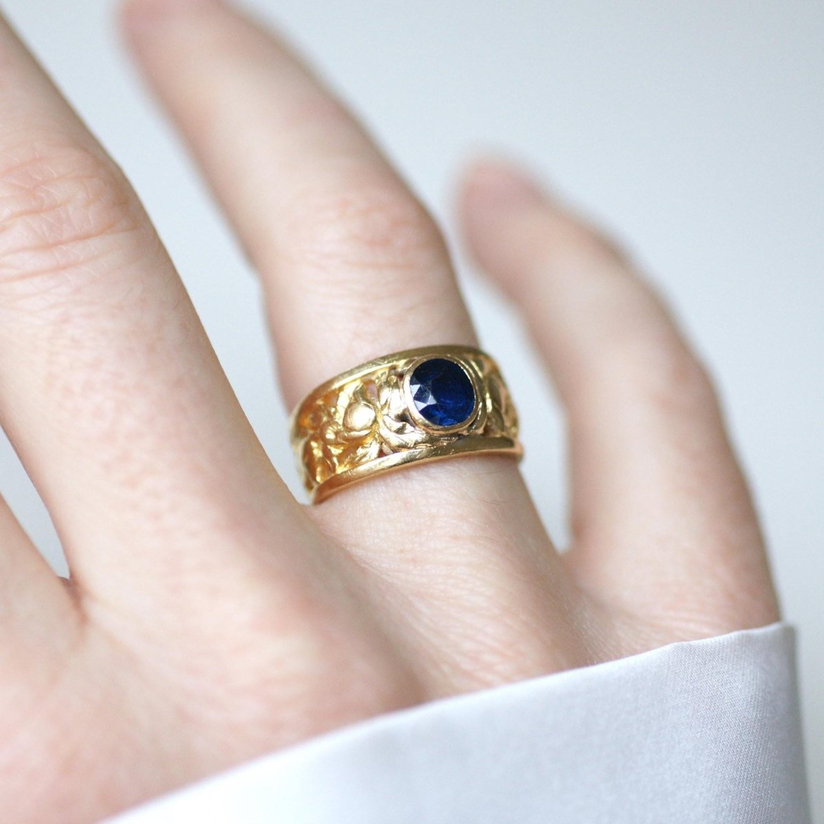 Bague Bandeau en or jaune et saphir - Castafiore