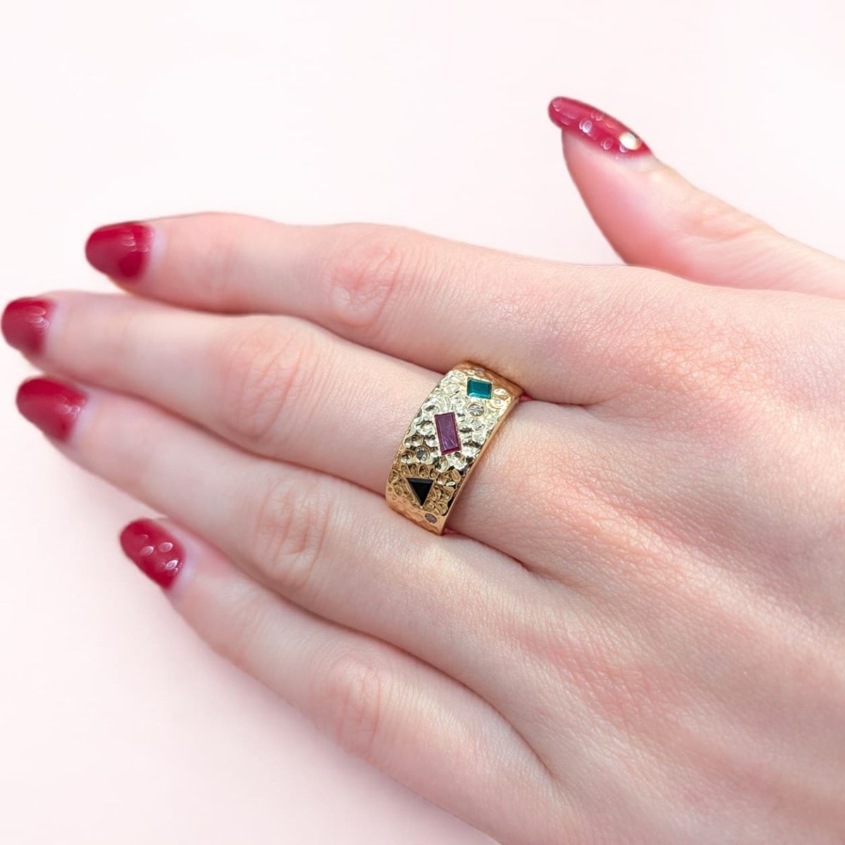 Bague Bandeau en or jaune, rubis, émeraude, saphir et diamants - Castafiore