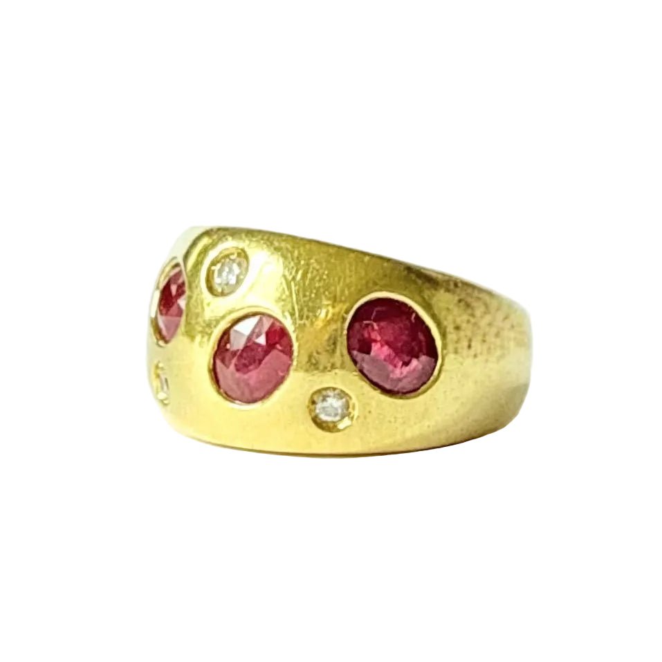 Bague Bandeau en or jaune, rubis et diamants - Castafiore