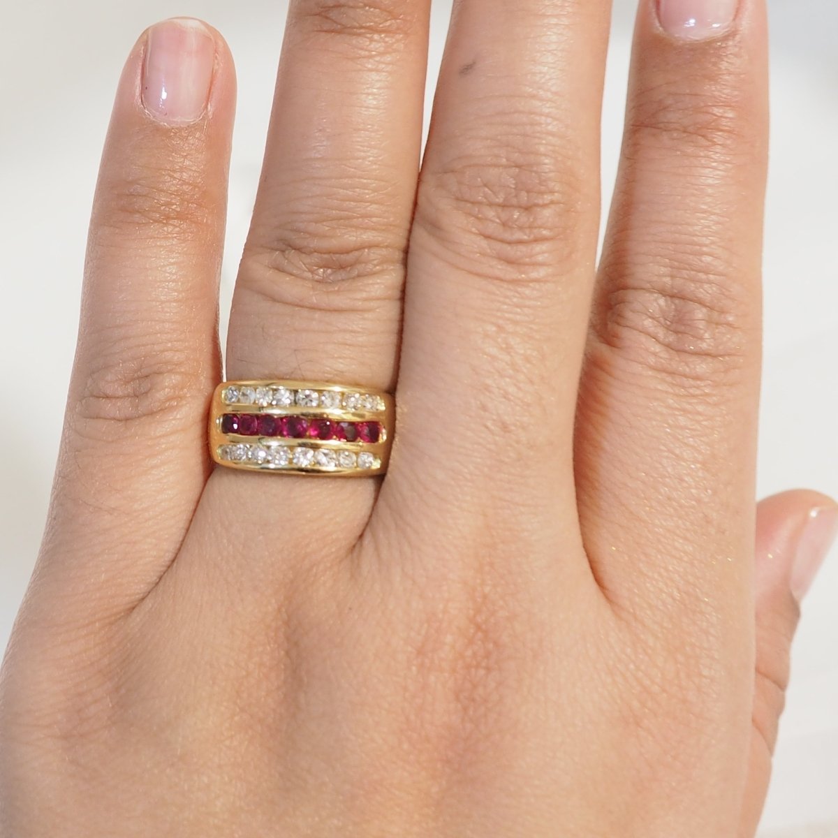 Bague Bandeau en or jaune, rubis et diamants - Castafiore