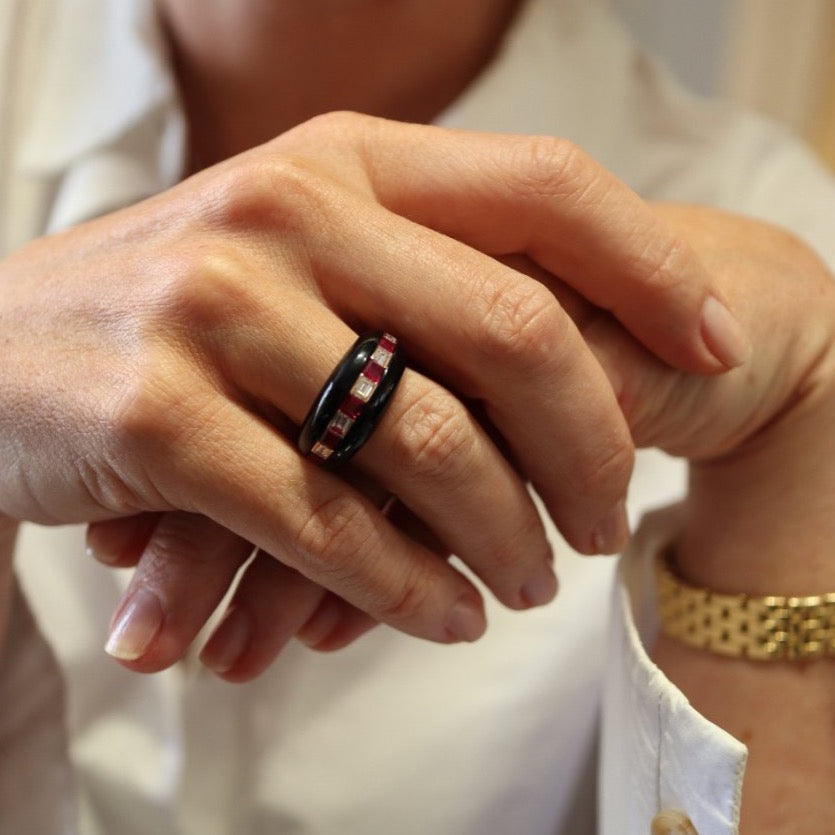 Bague Bandeau en or rose, diamant, saphir et onyx - Castafiore