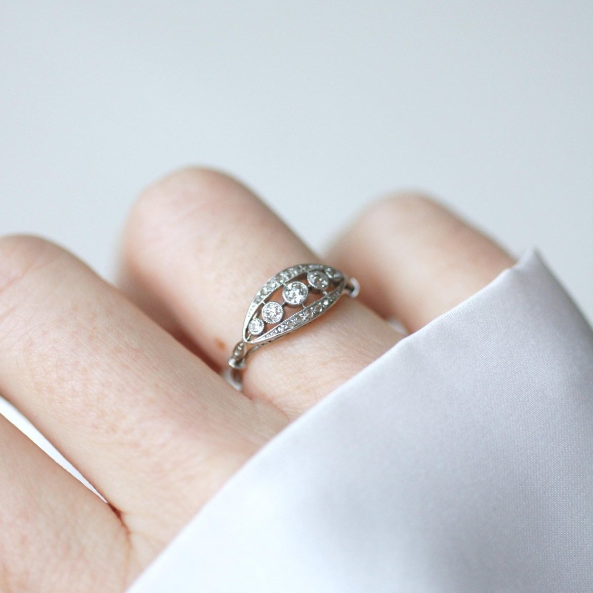 Bague Bandeau en platine et diamants - Castafiore
