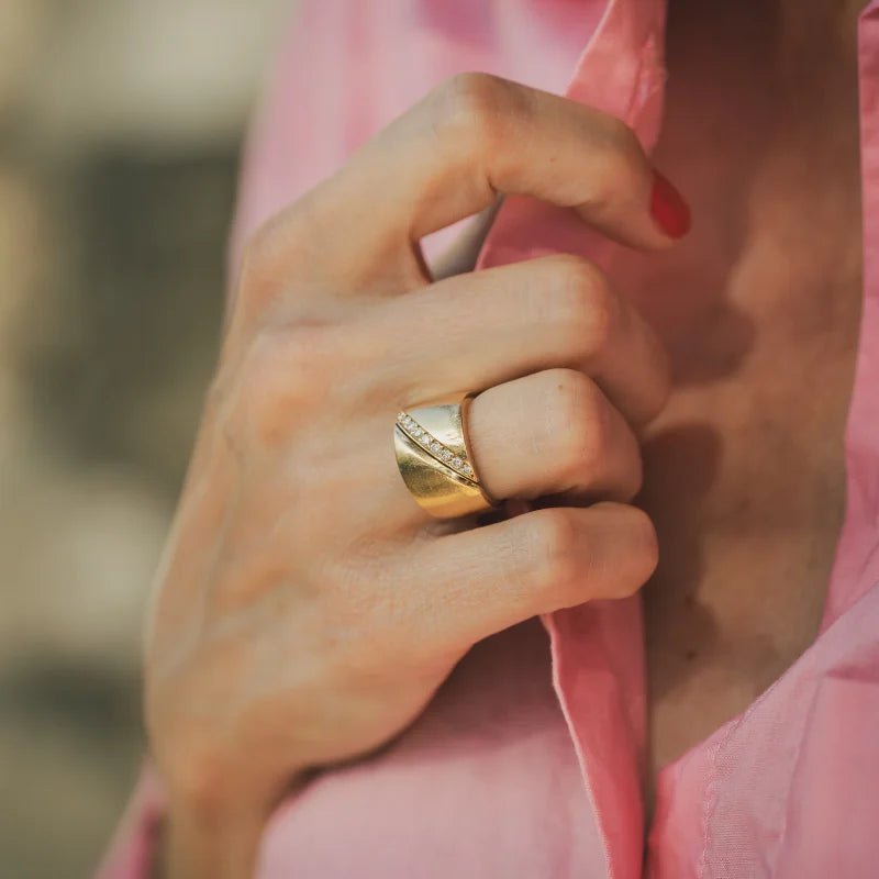 Bague Bandeau HERMÈS "Trace" en or jaune et diamants - Castafiore