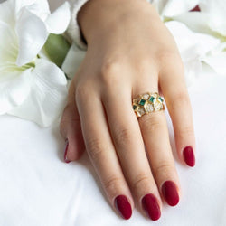 Bague Bandeau KOKIS en or jaune, émeraudes et diamants - Castafiore