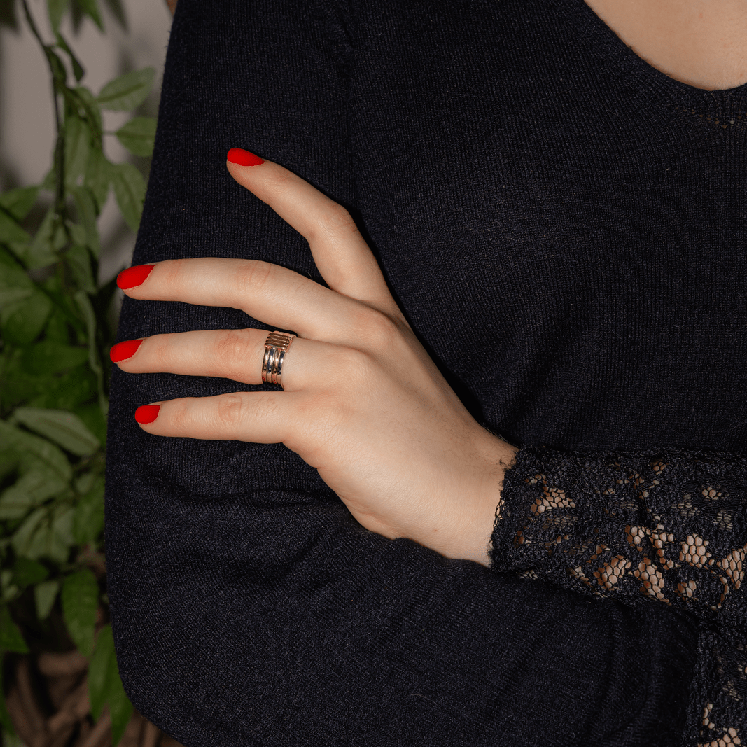 Bague Bandeau MAUBOUSSIN "Élégance française" en or blanc, or jaune et or rose - Castafiore
