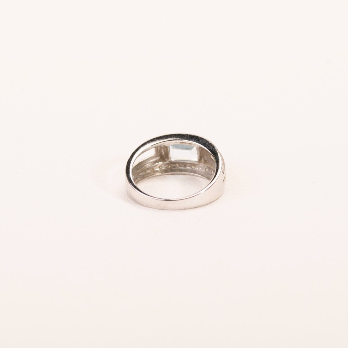Bague Bandeau topaze taille émeraude et diamants en or blanc - Castafiore